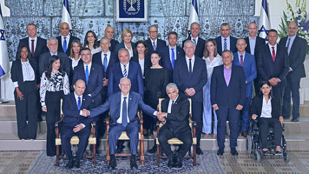 New government gathers in Jerusalem for traditional presidential photo